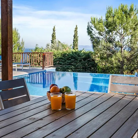 Villa Auriga - Spacious With Magnificent Sea View